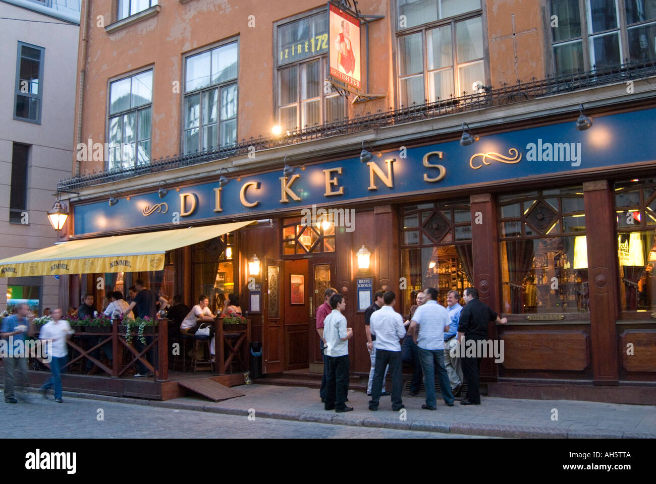 Gruppe von Männern trinken außerhalb Pub im britischen Stil, Dickens in Riga, Lettland Stockfoto