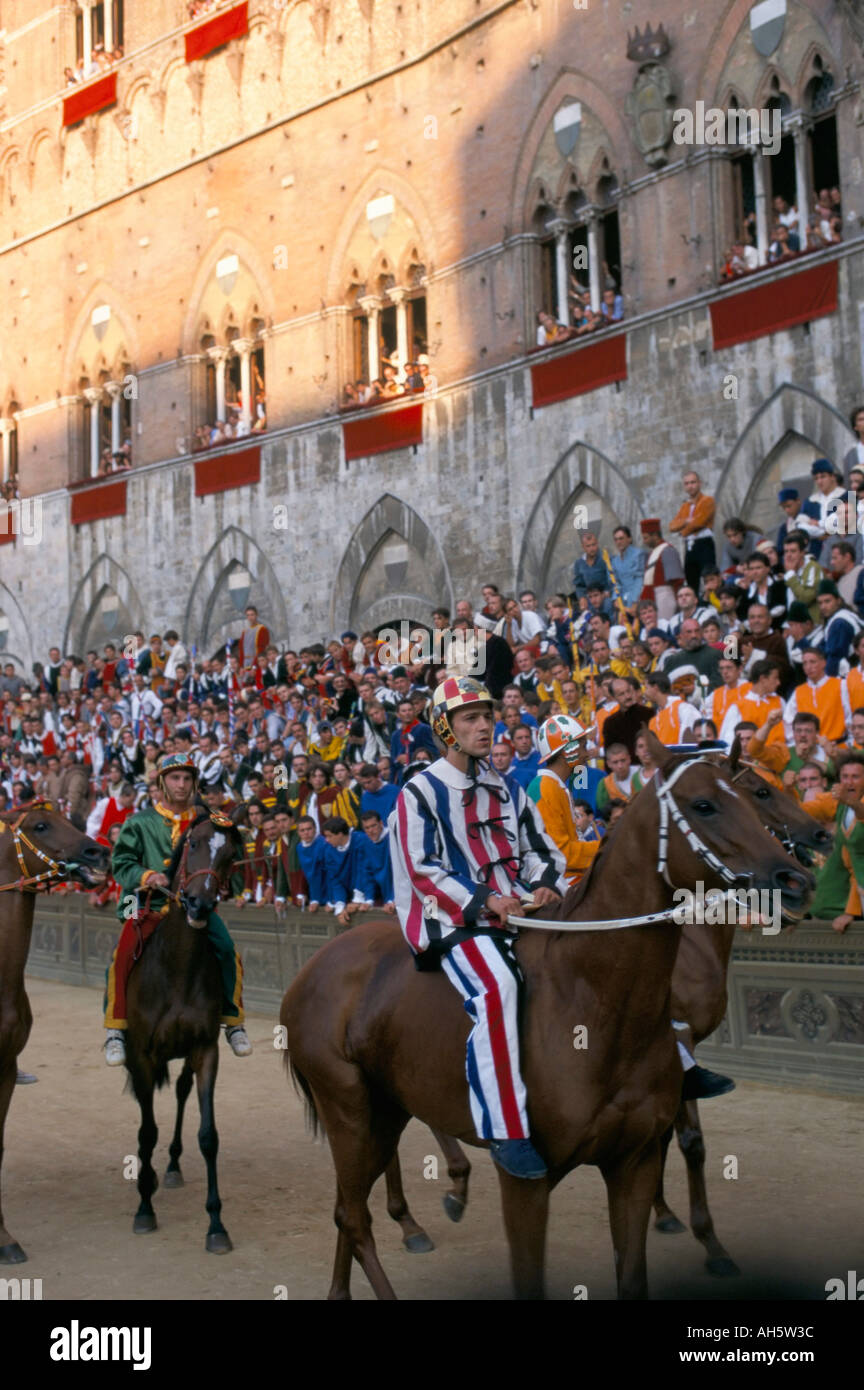 Pferde wartet auf Start Pferderennen Palio Siena Toskana Italien Europa Stockfoto