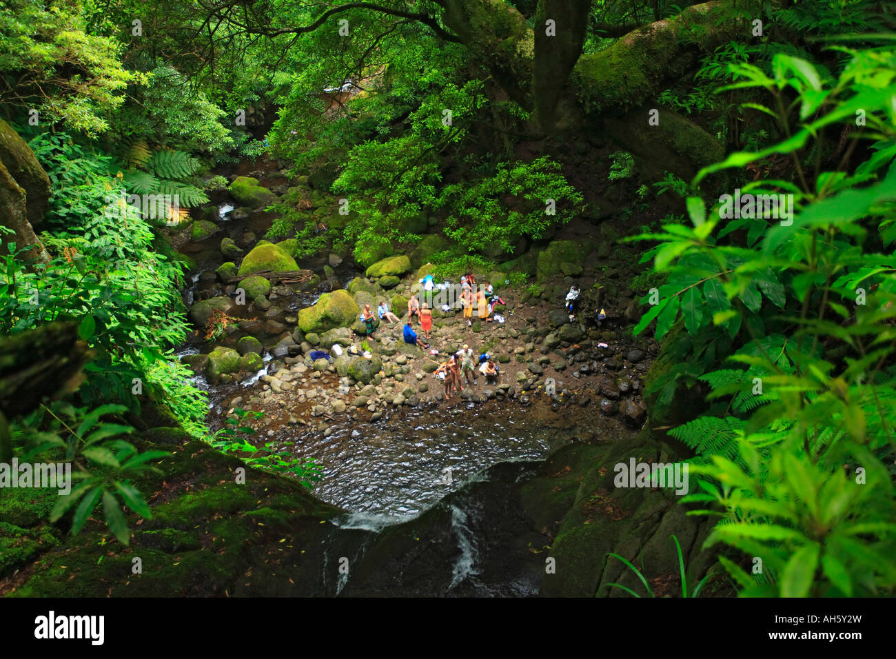 Menschen im Wald in der Nähe von Salto Baden Prego Wasserfall Azoren Inseln Portugal Stockfoto