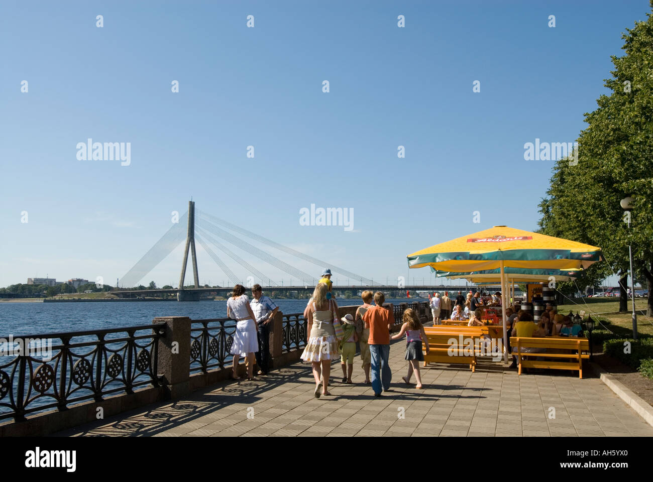 Fuß entlang der Ufer des Flusses Daugava, Riga, Lettland Stockfoto