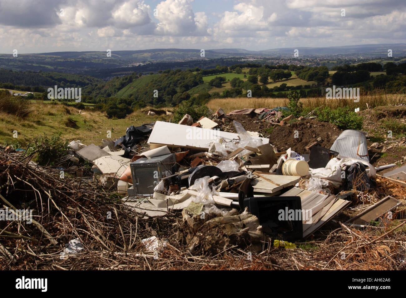 Illegale Flytipping von Hausmüll deponiert am Straßenrand in Landschaft auf einem Hügel bei Cefn Krippe Gwent South Wales UK Stockfoto