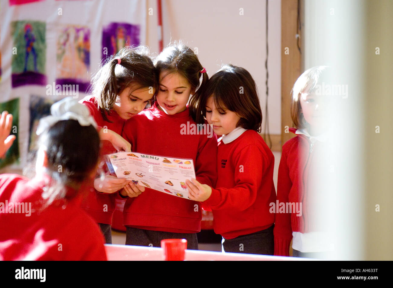 SCHÜLER VON SYDENHAM GRUNDSCHULE LEAMINGTON SPA WARWICKSHIRE UK WÄHREND IHRER MITTAGSPAUSE ZU BRECHEN Stockfoto