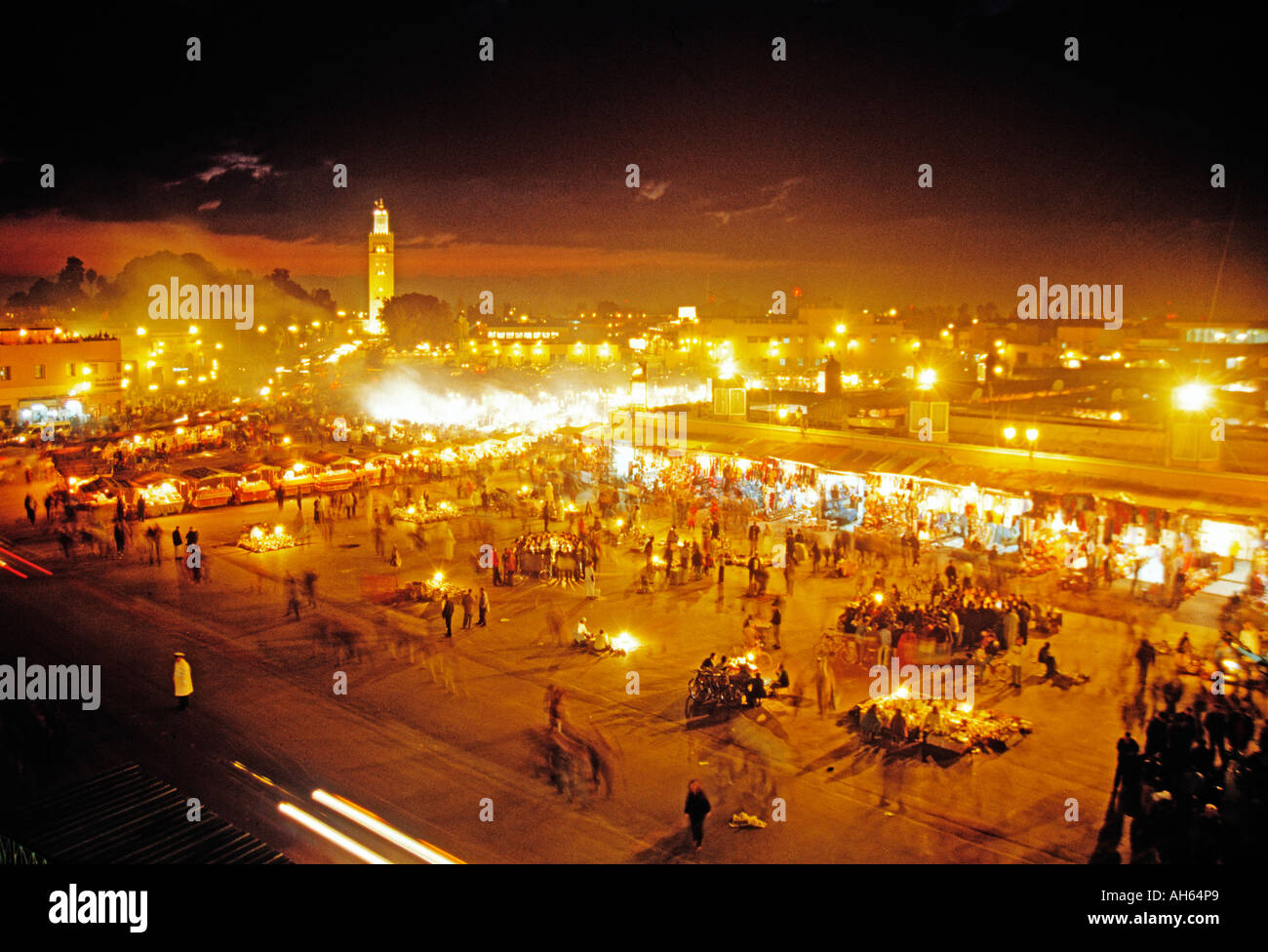 Jema el Fna entfernt in der Abenddämmerung mit Koutubia nach unten Marrakesch Marokko Stockfoto
