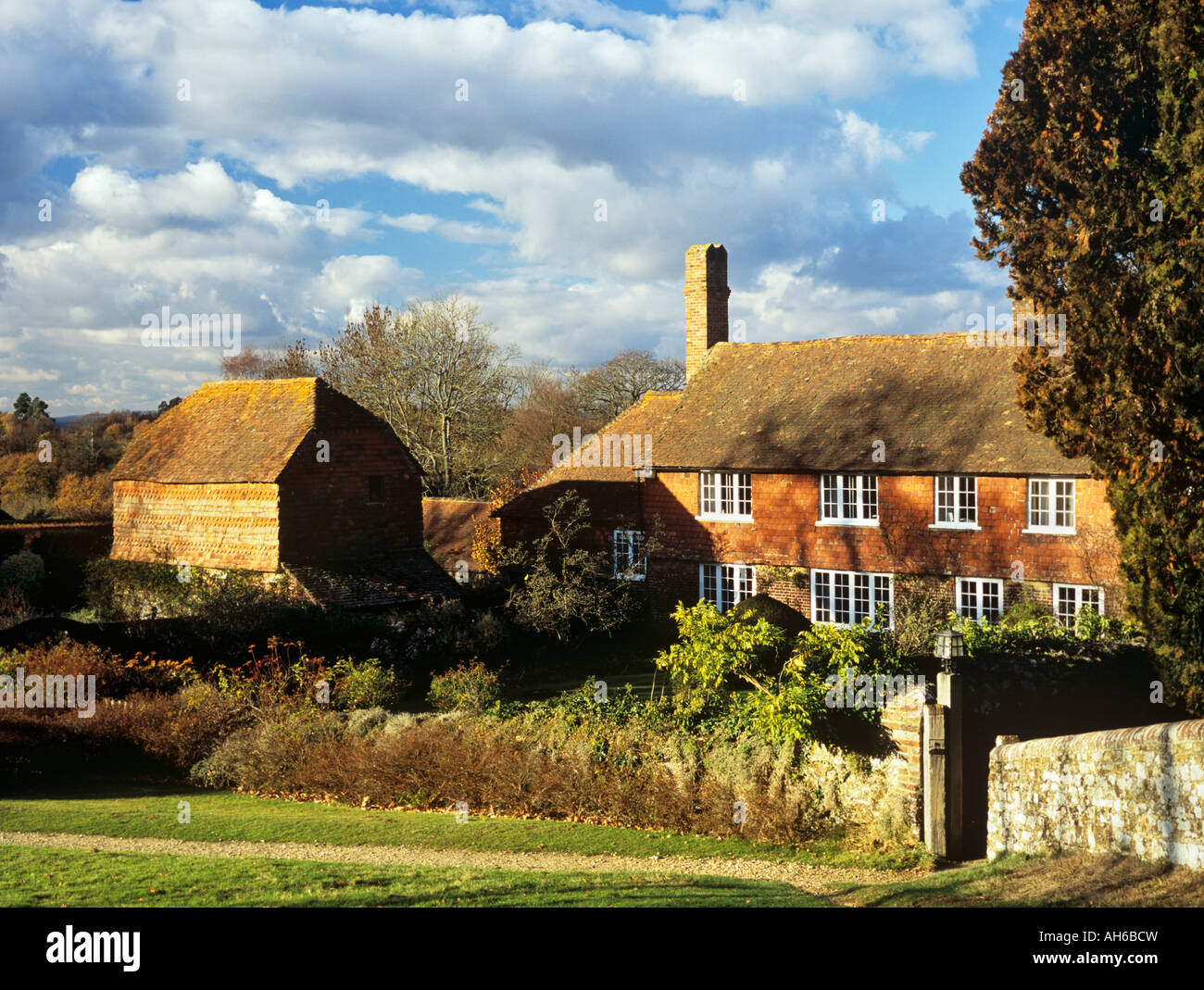 HOF BAUERNHOF und KORNSPEICHER 17. Jahrhundert Fliesen Hung Bauernhaus und 18. Jahrhundert Kornspeicher. Hambledon Surrey England Großbritannien Stockfoto