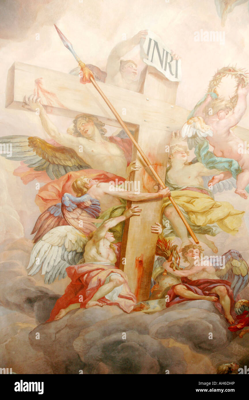 Wandbild des Kreuzes auf Jesus gekreuzigt wurde, mit Engel halten einen blutigen Speer in St Karlskirche in Wien Stockfoto