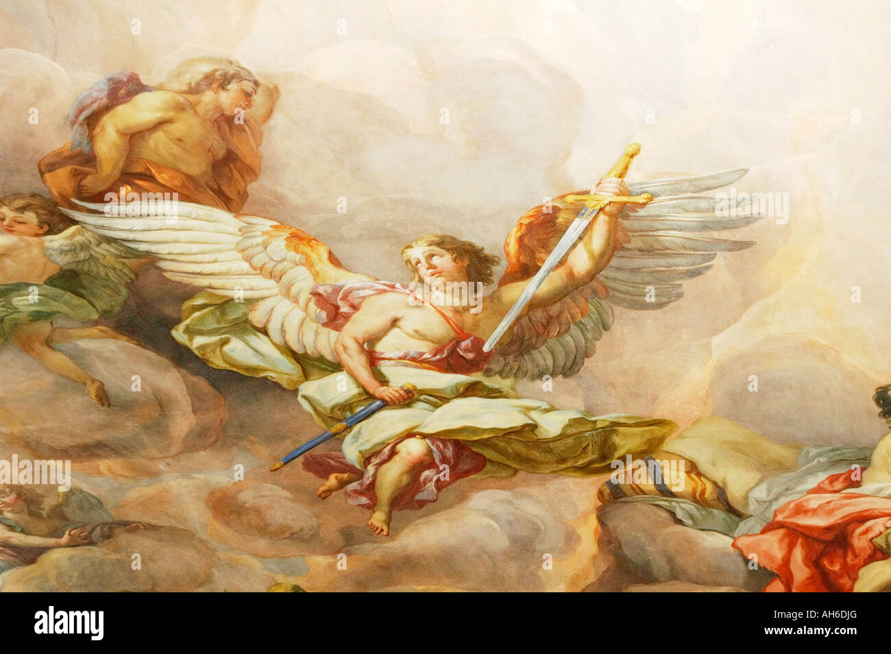 Engel mit Flügeln und gezogenem Schwert katholischen Wandmalereien in St Karlskirche in Wien Stockfoto