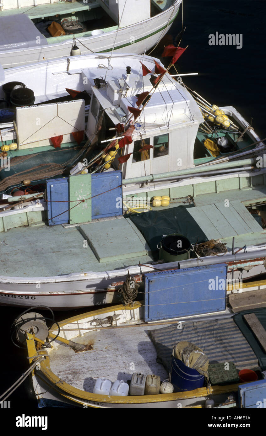 Angelboote/Fischerboote vertäut nebeneinander, Marseille, Frankreich. Stockfoto