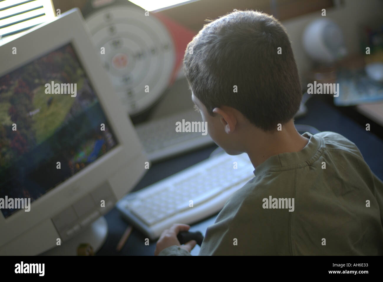 Junge spielt auf seinem Computer zu Hause, Frankreich. Stockfoto
