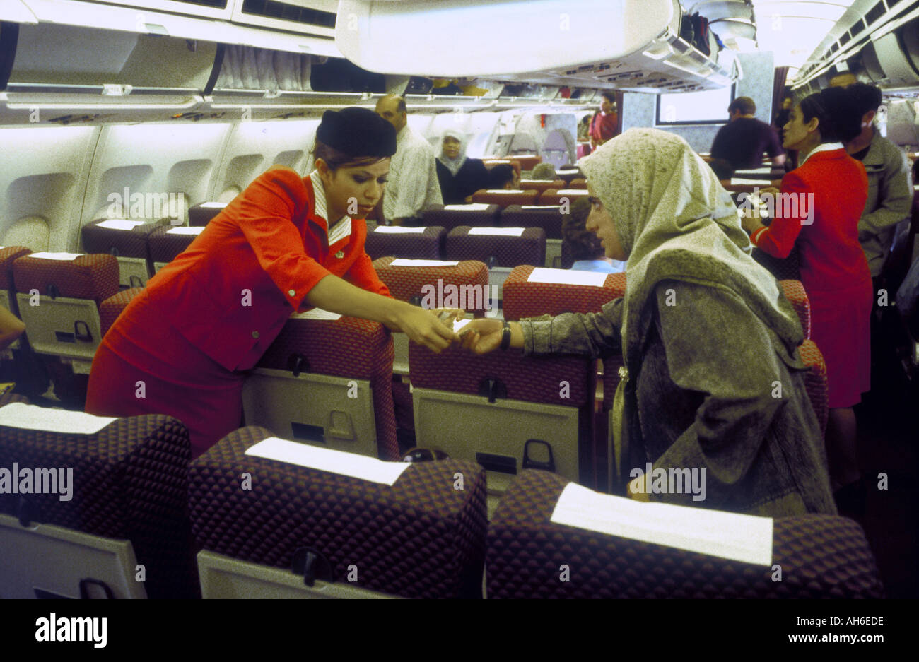 Königliche Jordian weibliche Kabine Crew Mitglied helfen Passagier, Platz zu finden Stockfoto
