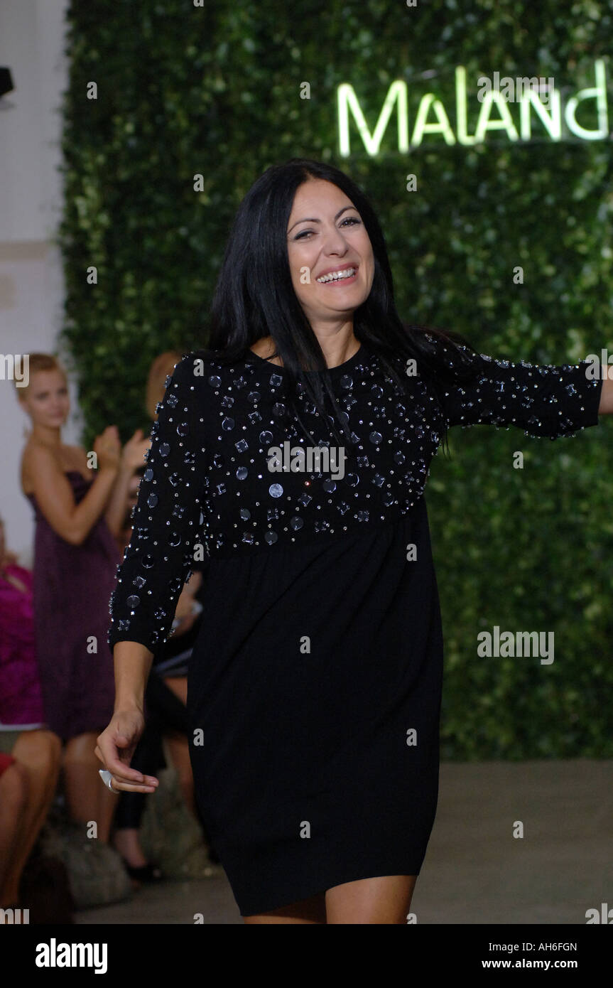 Modedesigner Catherine Malandrino begrüßt das Publikum, nachdem ihr  Frühjahr 2008 Start-und Landebahn zeigen während der New York Fashion Week  Stockfotografie - Alamy