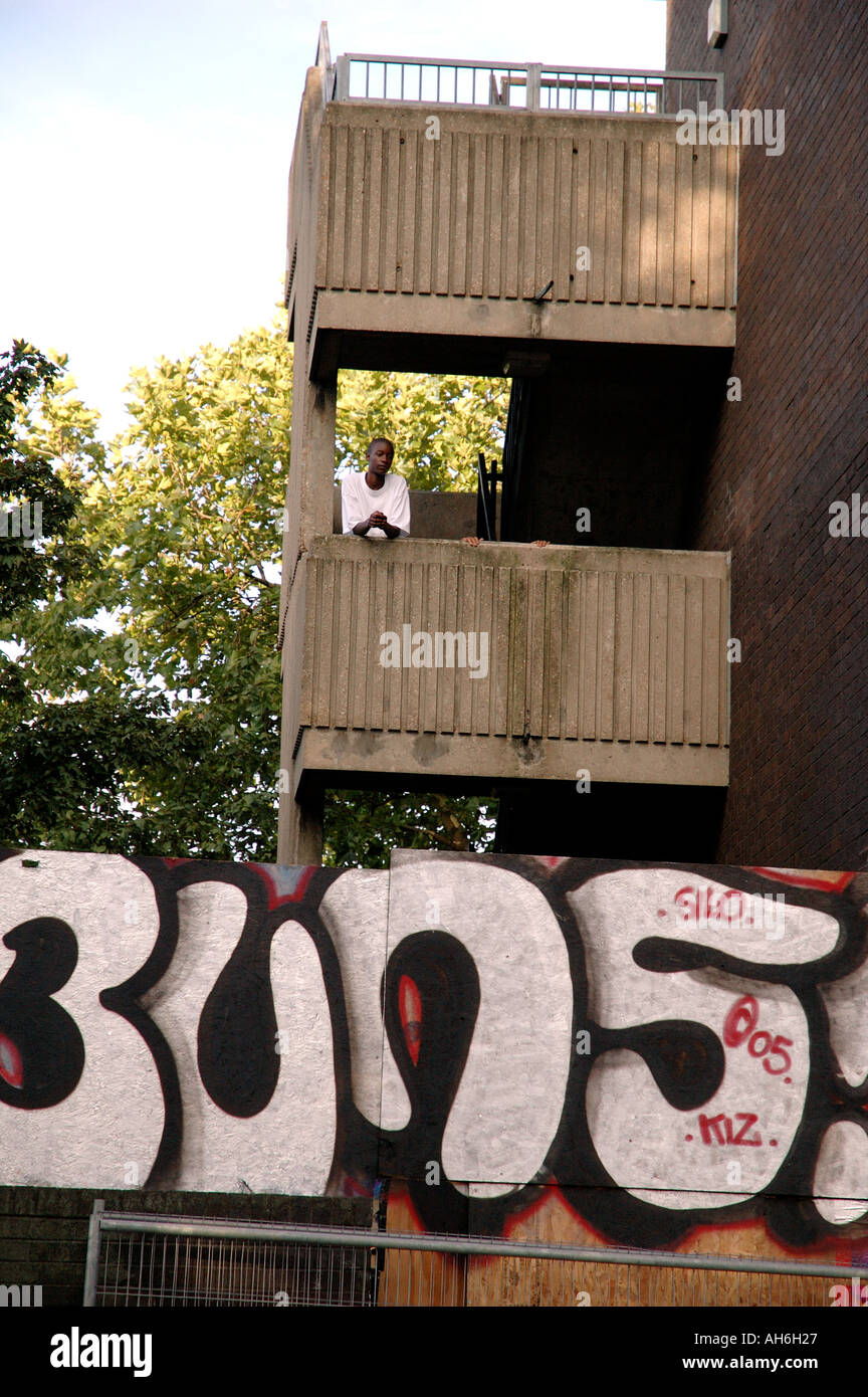 Hochhaus des Rates flache Gehäuse mit Graffiti im Vordergrund. Stockfoto