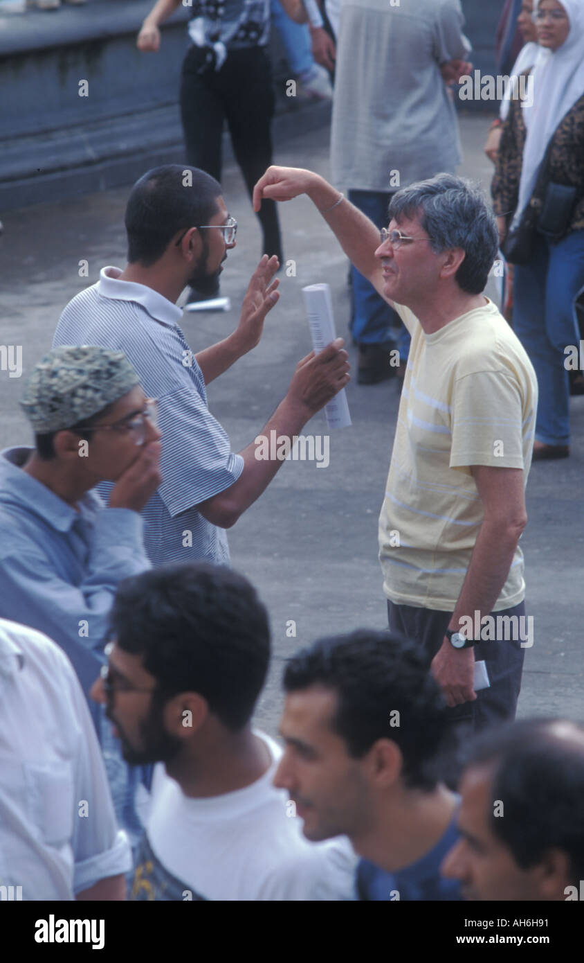 Ein Muslim argumentiert die Profis des Islam, ein nicht Gläubiger bei einer Kundgebung für den Islam am Trafalgar Square in London, August 93 Stockfoto