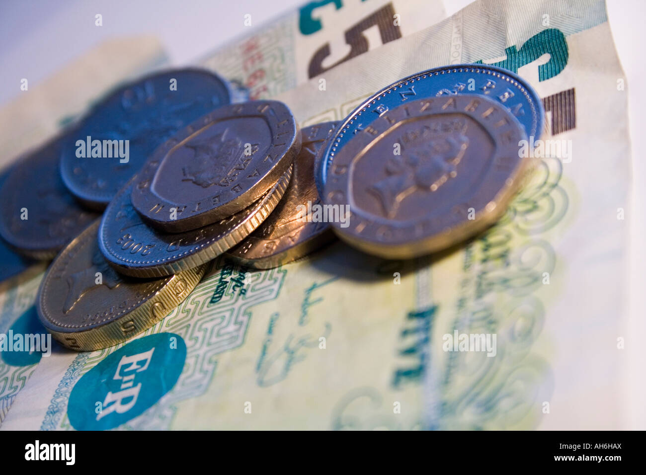 £5-fünf-Pfund-Note mit Kleingeld Stockfoto