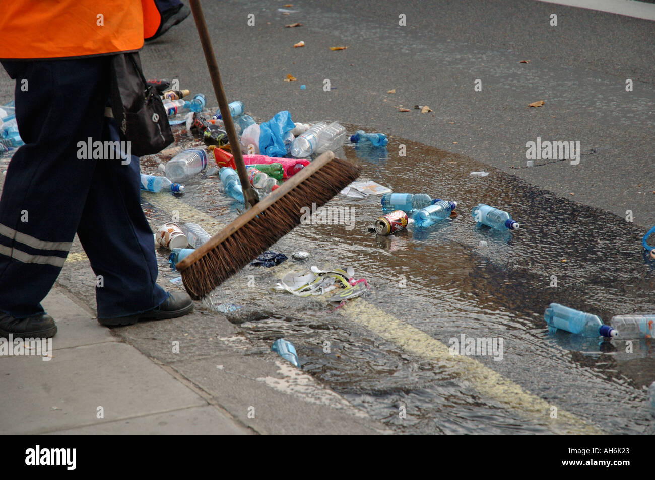 Straßenreinigung in der Londoner clearing-Schutt. Stockfoto