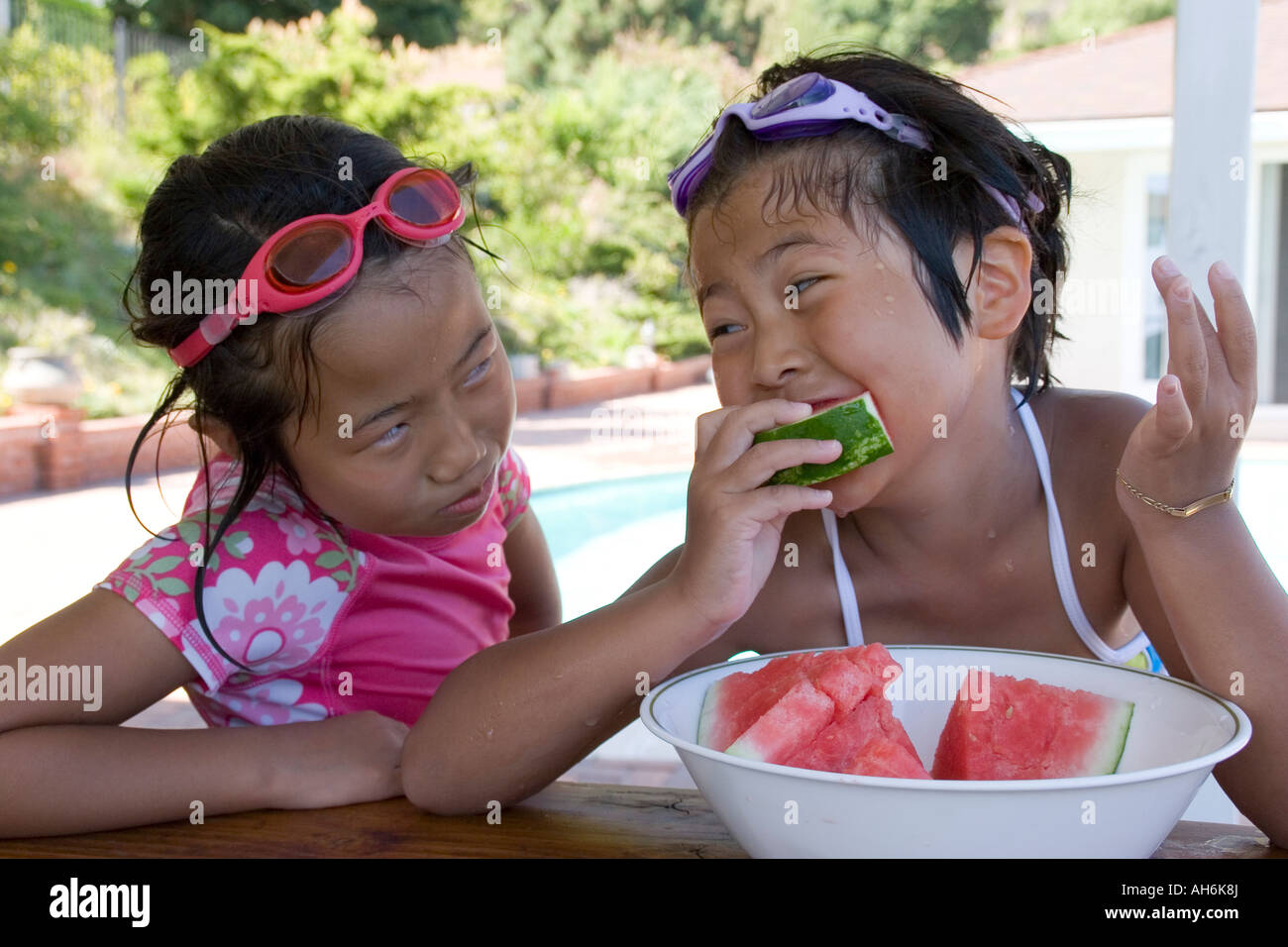 Zwei Mädchen, die Wassermelone essen Stockfoto