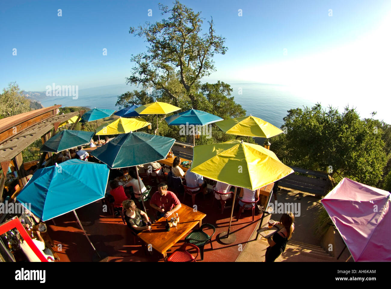 Gäste genießen am späten Nachmittag 800' über dem Pazifischen Ozean im Nepenthe Restaurant, Big Sur Küste von Kalifornien Stockfoto