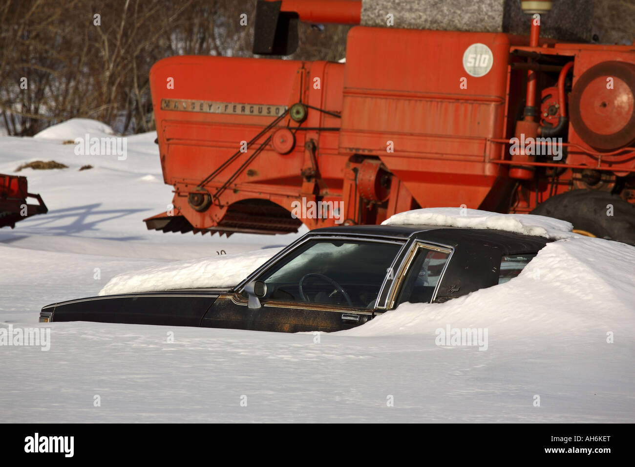 Schnee bedeckten verlassenen Auto im nördlichen Saskatchewan Stockfoto
