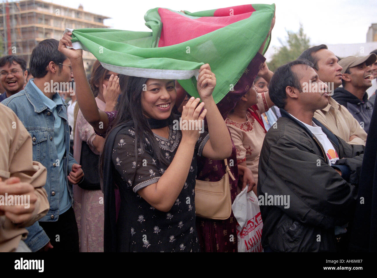 Frauen und Männer tanzen beim jährlichen Brick Lane Bangladeshi Festival in East London Stockfoto