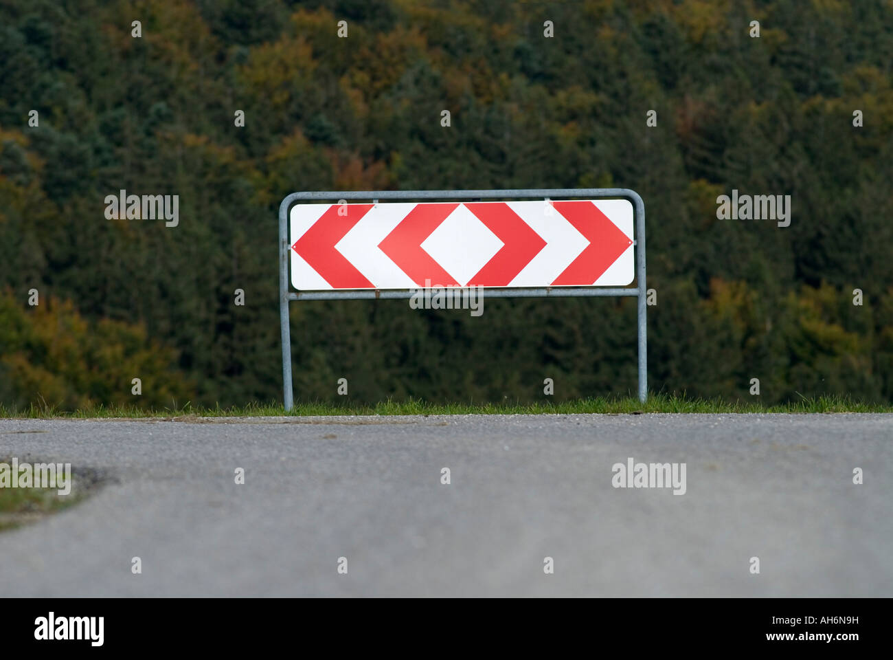 Verkehrsschilder Pfeile links und rechts Deutschland Stockfoto
