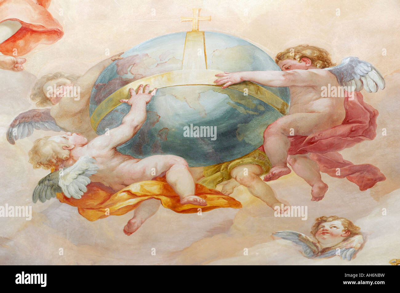 Katholischen Wandmalereien in der Kirche St. Charles in Wien Österreich - Globus Cruciger mit Engeln Stockfoto