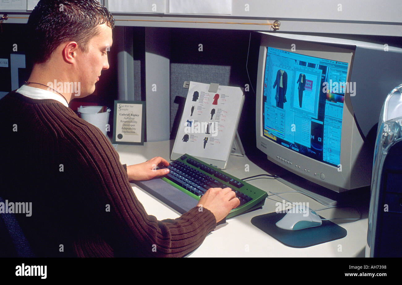 Männlichen Erwachsenen arbeiten mit Computern auf ein Webdesign für einen Online-Katalog Stockfoto