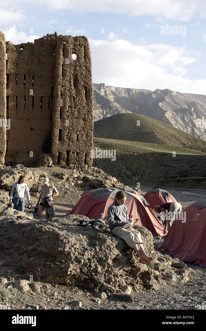 Trekking in Marokko junge Mädchen in einem Wanderer Camp Tighremt N Ait Ahmed Ruinen von einem alten kollektiven Getreidespeicher lesen Stockfoto