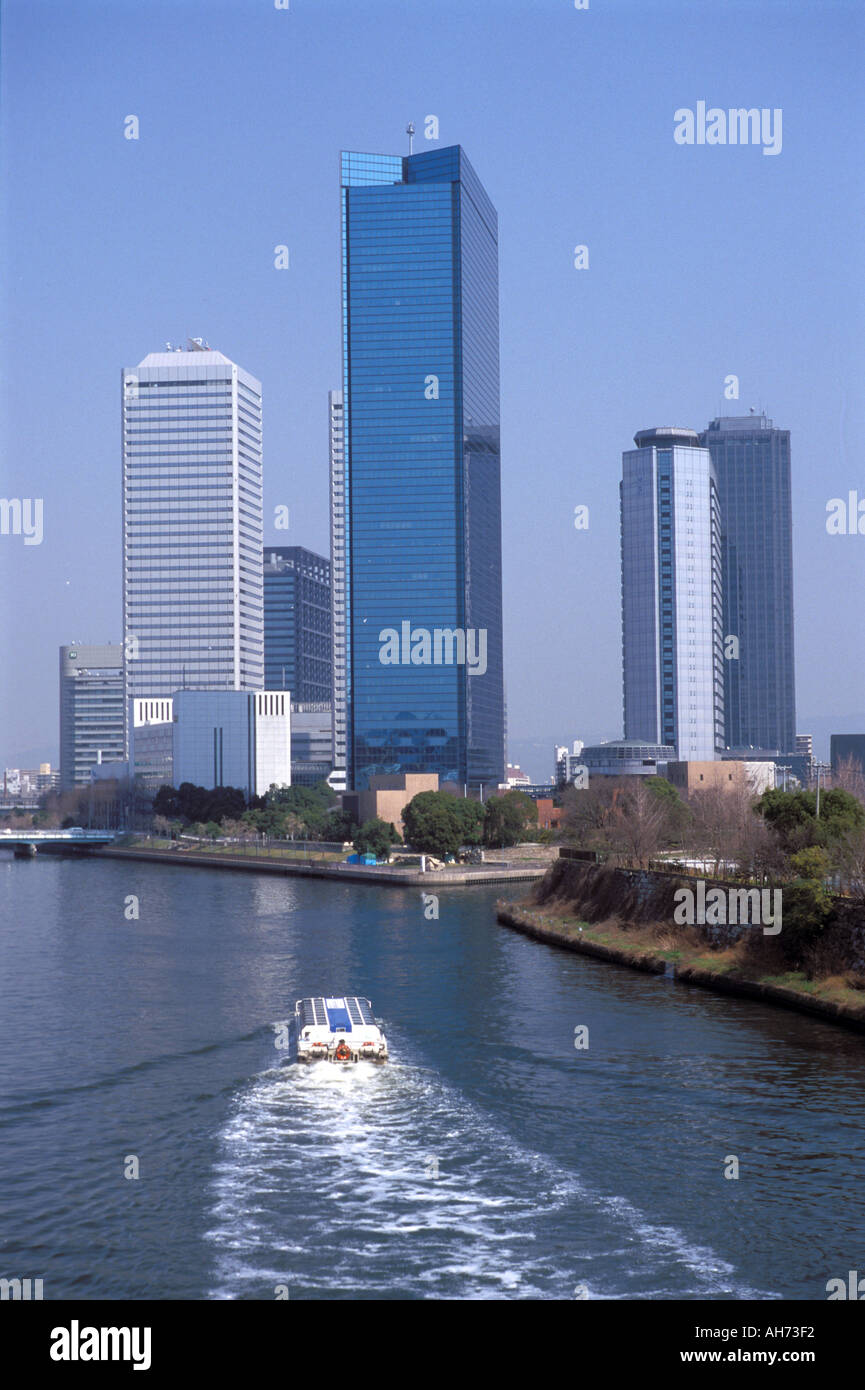 Die Aqualiner Ausflugsboot nähert sich das Glas und Stahl Büroumdrehungen von Osaka Business Park in Chuo Ward Stockfoto