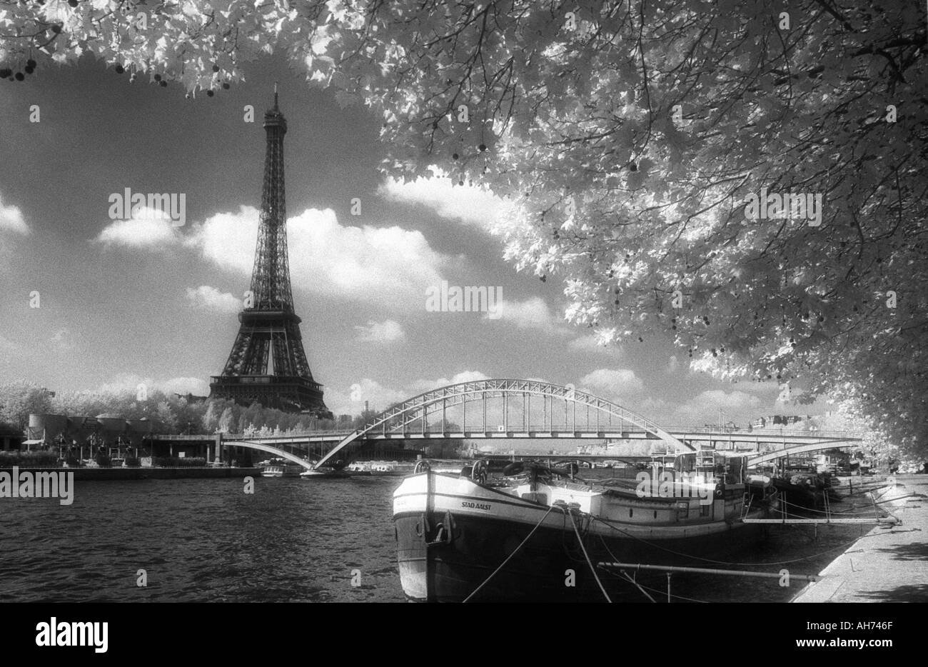 Lastkähne festgemacht an der Fluss Seine The Eiffel Tower Paris Frankreich Stockfoto