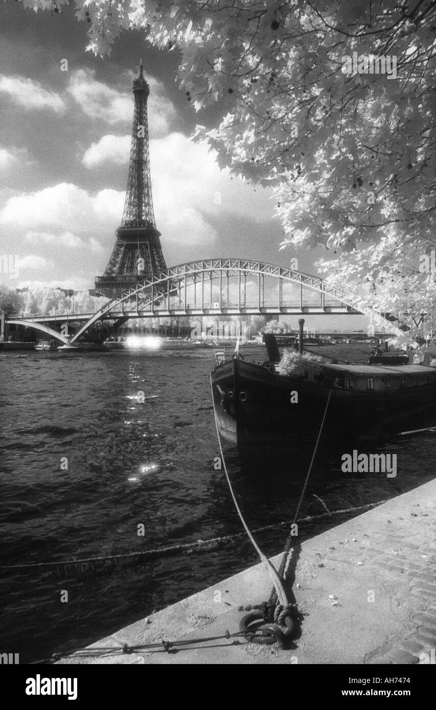 Lastkähne vertäut am Ufer das Eiffelturm Paris Frankreich Stockfoto