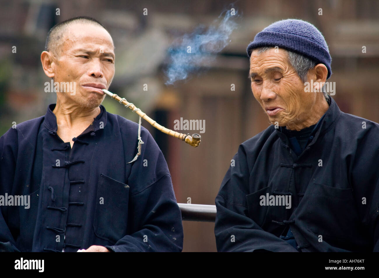Dong ethnische Minderheit chinesischer Mann Rauchen einer Pfeife Zhaoxing Chinas Stockfoto