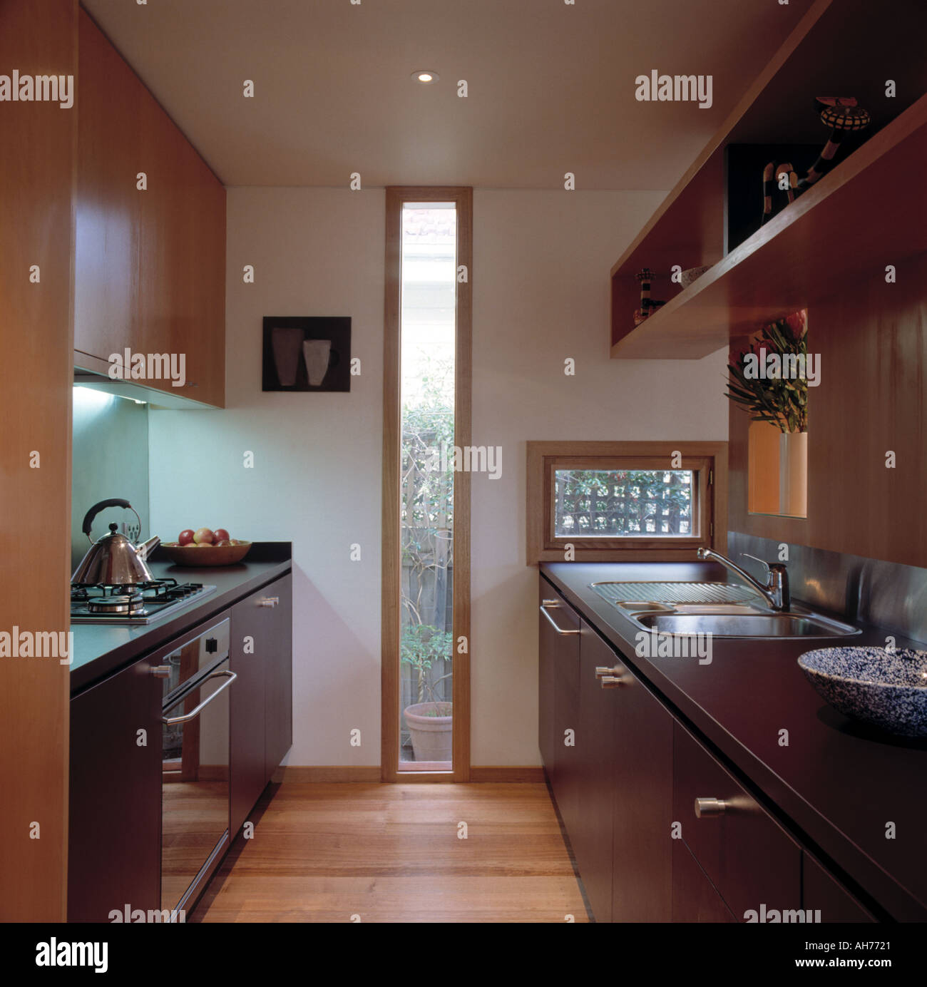 Hohe schmale Fenster in moderne Küche mit Holzboden und schwarzen Geräte  Stockfotografie - Alamy