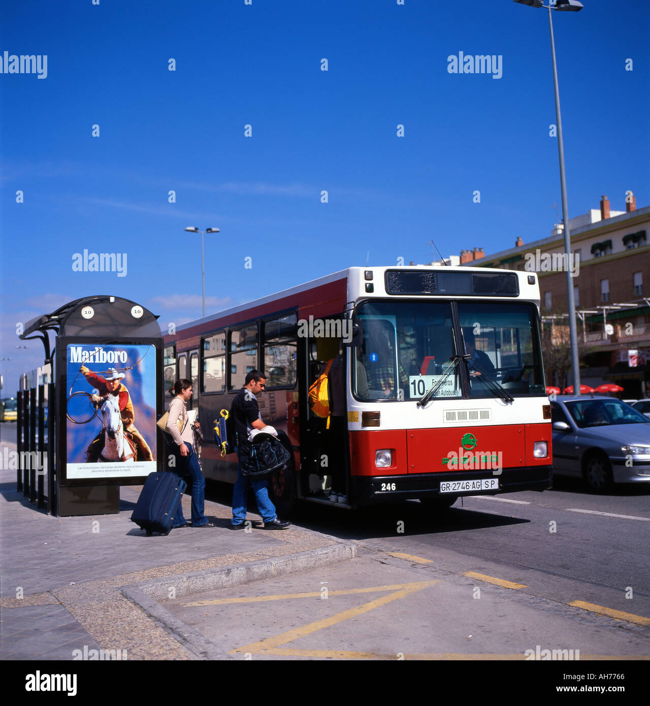 Passagiere mit Gepäck einsteigen in einen Bus in Málaga, Andalusien südlichen Spanien KATHY DEWITT Stockfoto Passagiere mit Gepäck einsteigen in einen Bus in Málaga, Andalusien südlichen Spanien KATHY DEWITT Stockfoto
