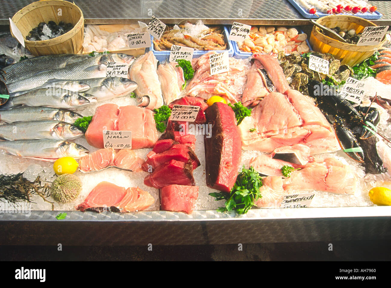 Verschiedene Fische zum Verkauf auf einem Straßenmarkt in London. Stockfoto