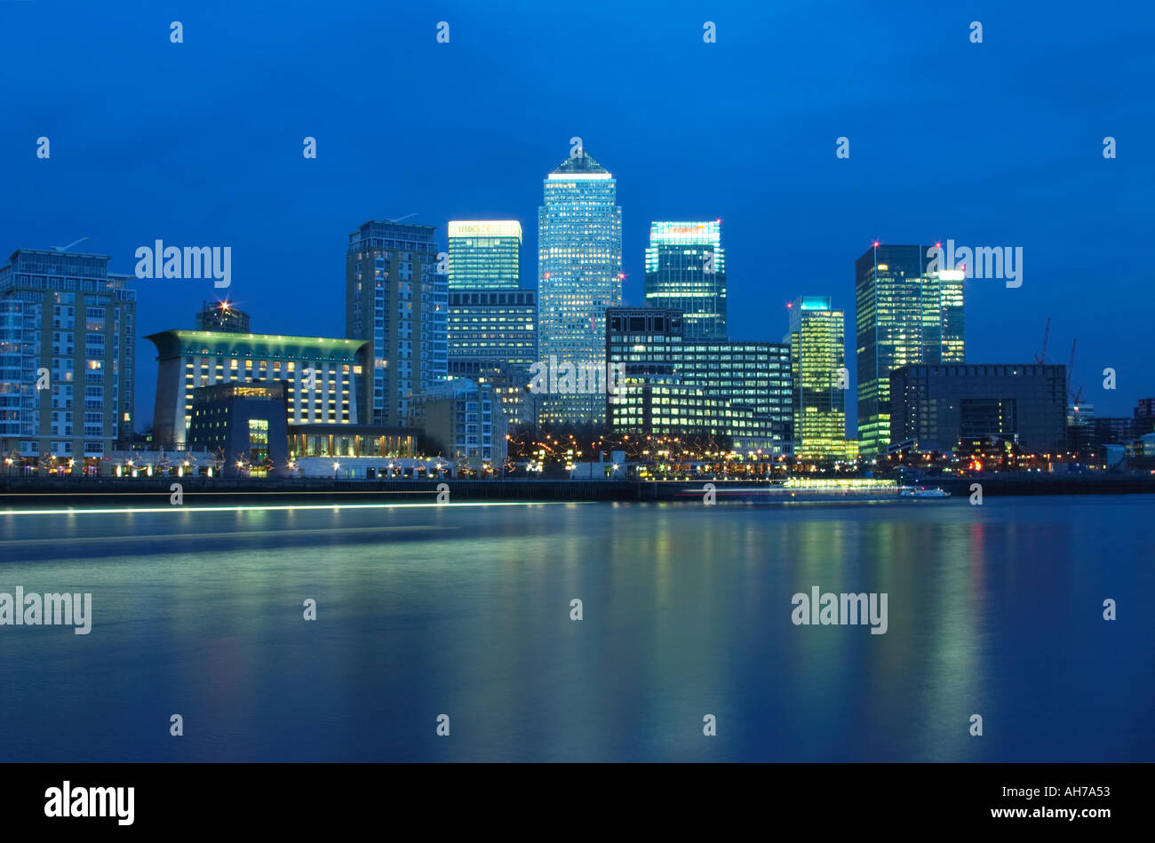 Canary Wharf und am Flussufer Wohnungen in den Docklands London England Großbritannien Vereinigtes Königreich UK-Dämmerung Stockfoto