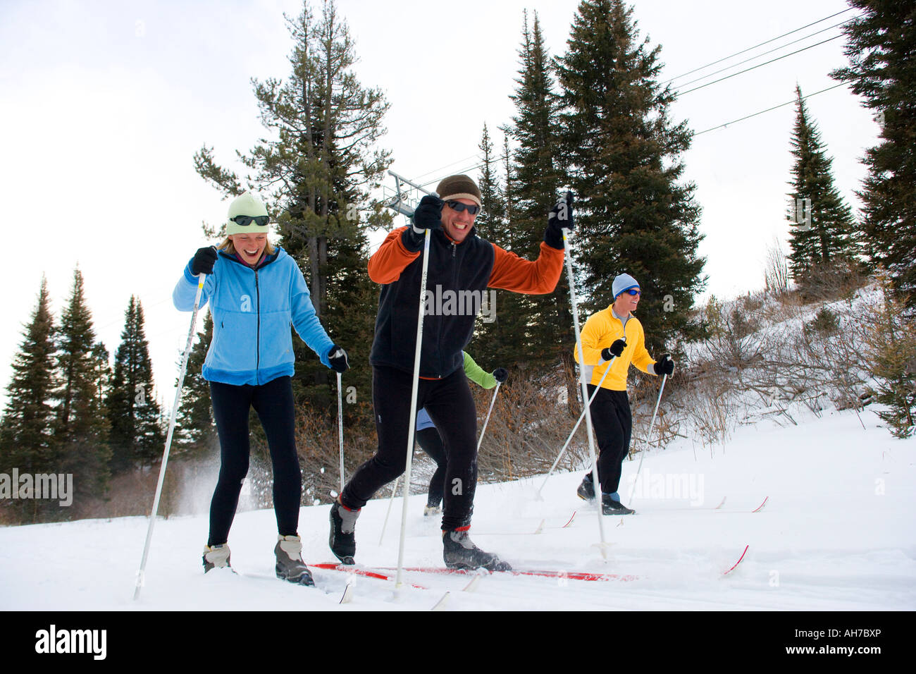 Vier Menschen, Skifahren Stockfoto