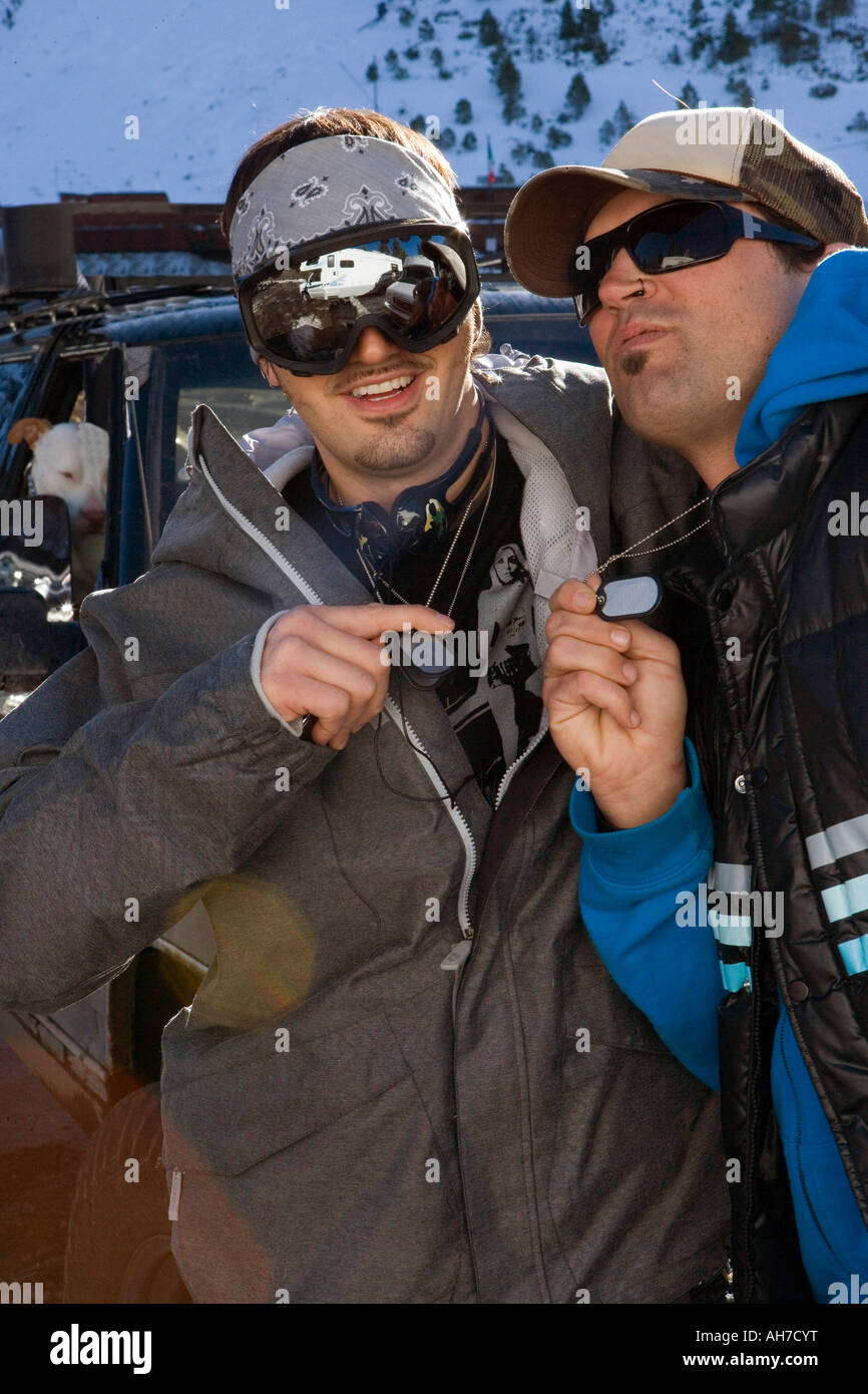 Mitte erwachsener Mann und ein junger Mann zeigt ihre Hundemarke Stockfoto