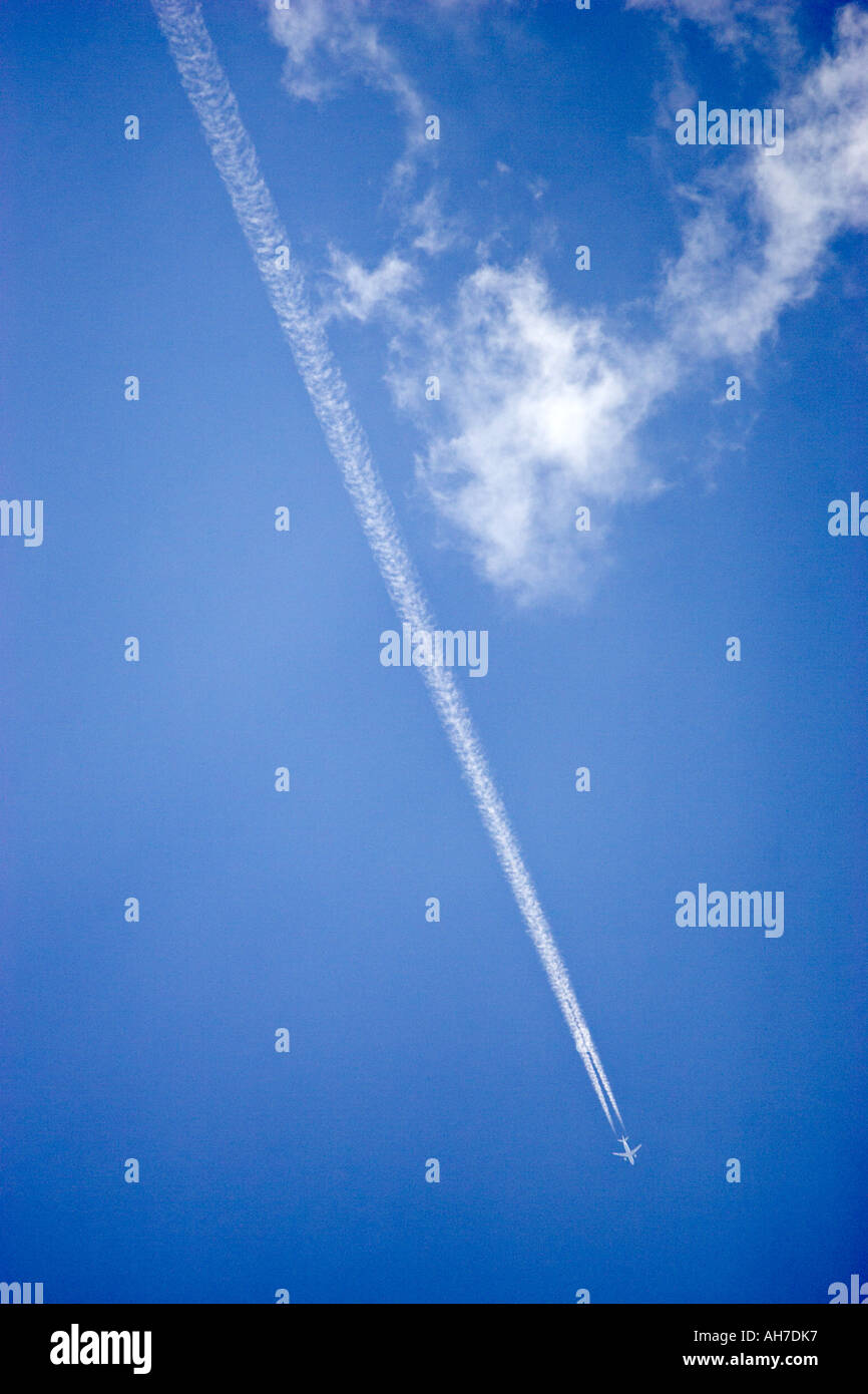 Flugzeug überqueren Himmel himmelwärts Konzept Konzepte konzeptionellen Ambition ehrgeizig 1 Apex Nummer 1 künstlerische Aktivitäten Stockfoto