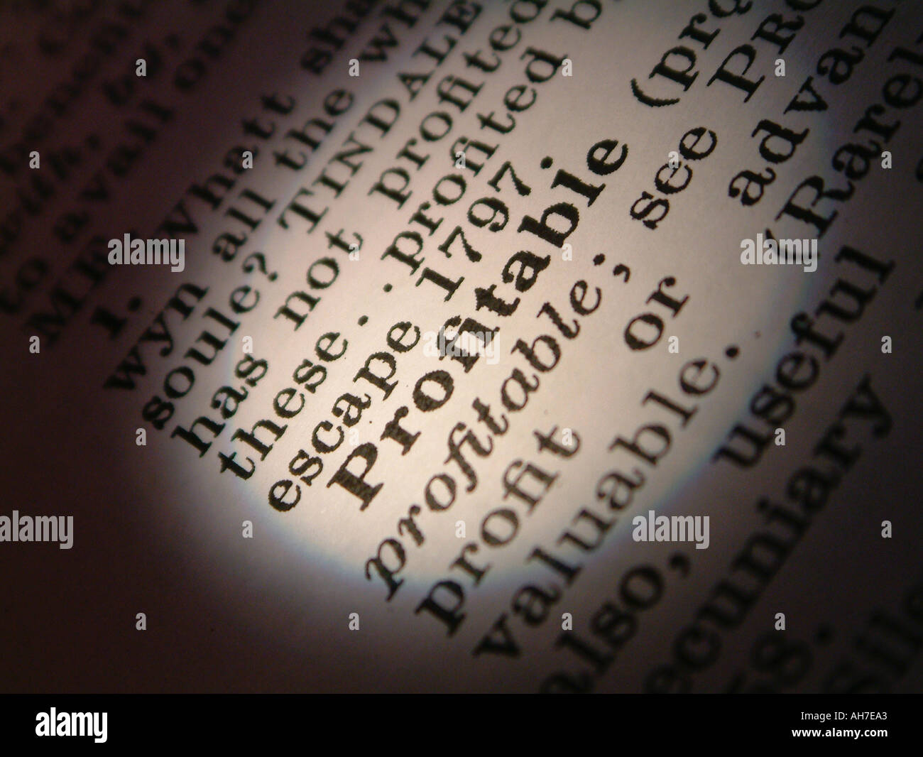 Nahaufnahme des Wortes profitabel in einem Wörterbuch Stockfoto