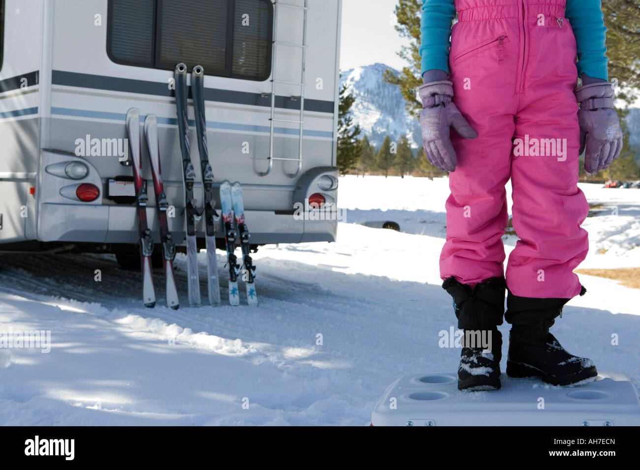 Niedrige Schnittansicht eines Mädchens auf einem Kühler stehen Stockfoto