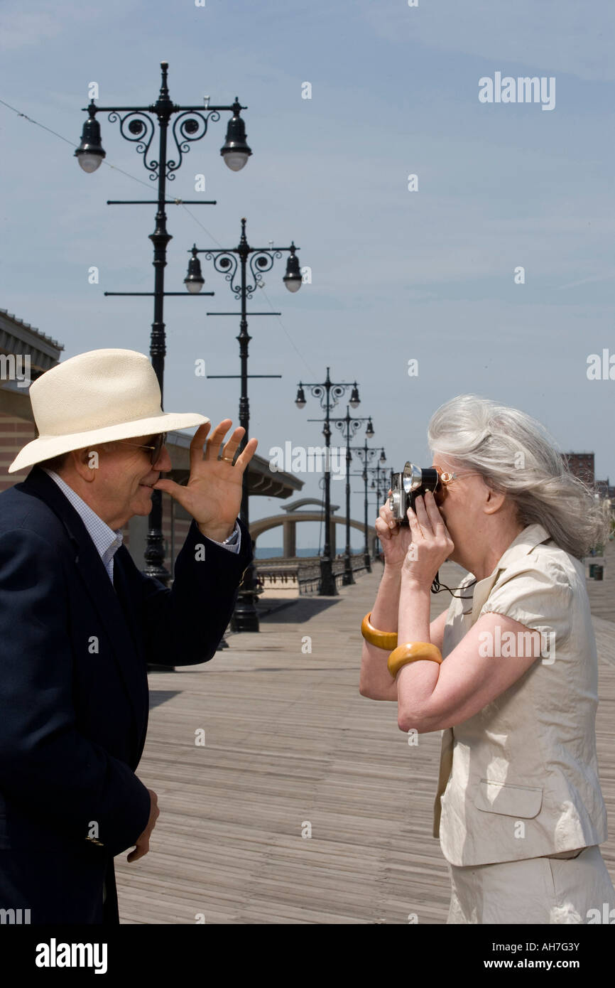 Ältere Frau fotografieren einen älteren Mann Stockfoto