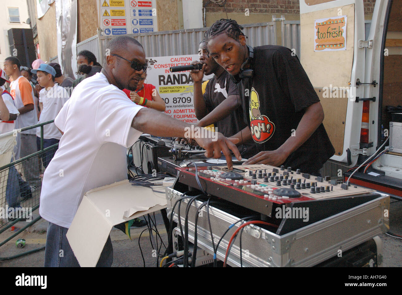 DJ spielt Musik in den Seitenstraßen am jährlichen Notting Hill Carnival in Westlondon. Stockfoto