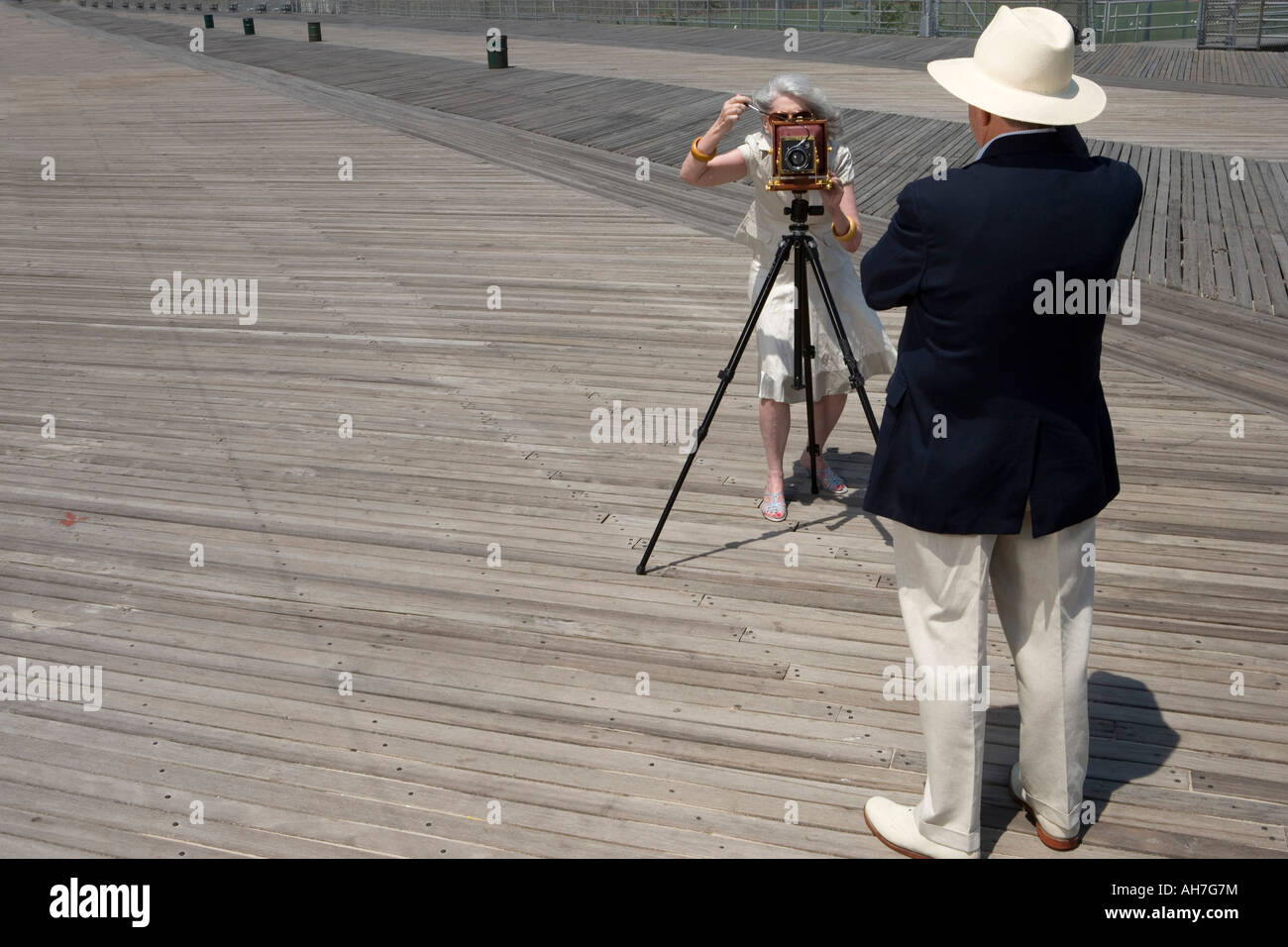 Ältere Frau fotografieren einen älteren Mann Stockfoto