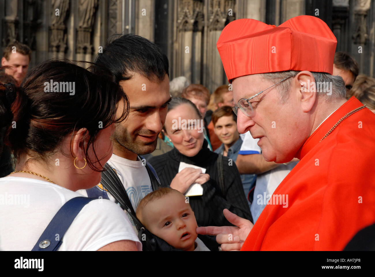 Der Erzbischof von Köln, Joachim Cardinal Meisner, als er nach einem Gottesdienst Kölner Dom geht im Gespräch mit Menschen. Stockfoto
