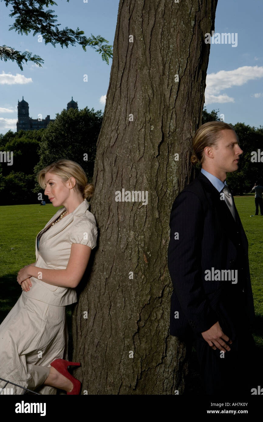 Junges Paar an einen Baum gelehnt Stockfoto