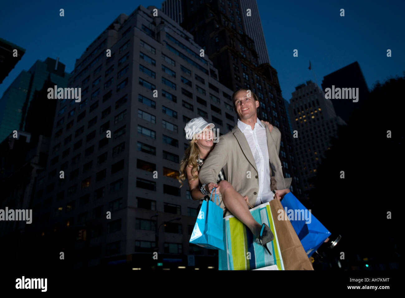 Junge Frau Reiten Huckepack auf einem jungen Mann, New York City, New York, USA Stockfoto
