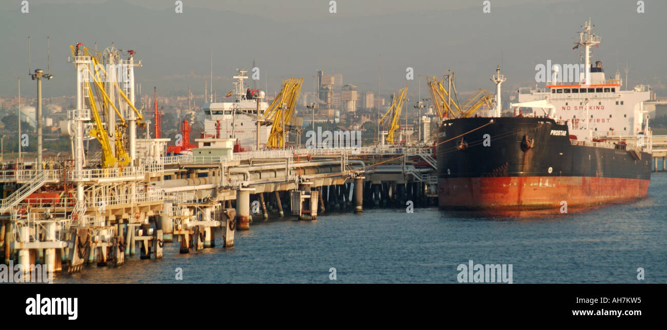 Tarragona Hafen Installationen Tanker angedockt an Repsol YPS entladen Anlage Stockfoto