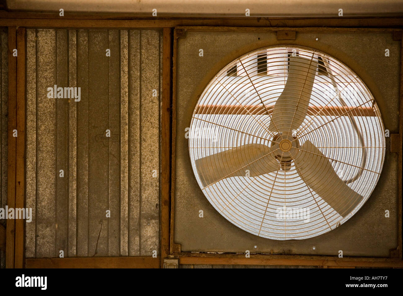 Rustikale Fenster Ventilator in eine alte Werkstatt Stockfotografie - Alamy