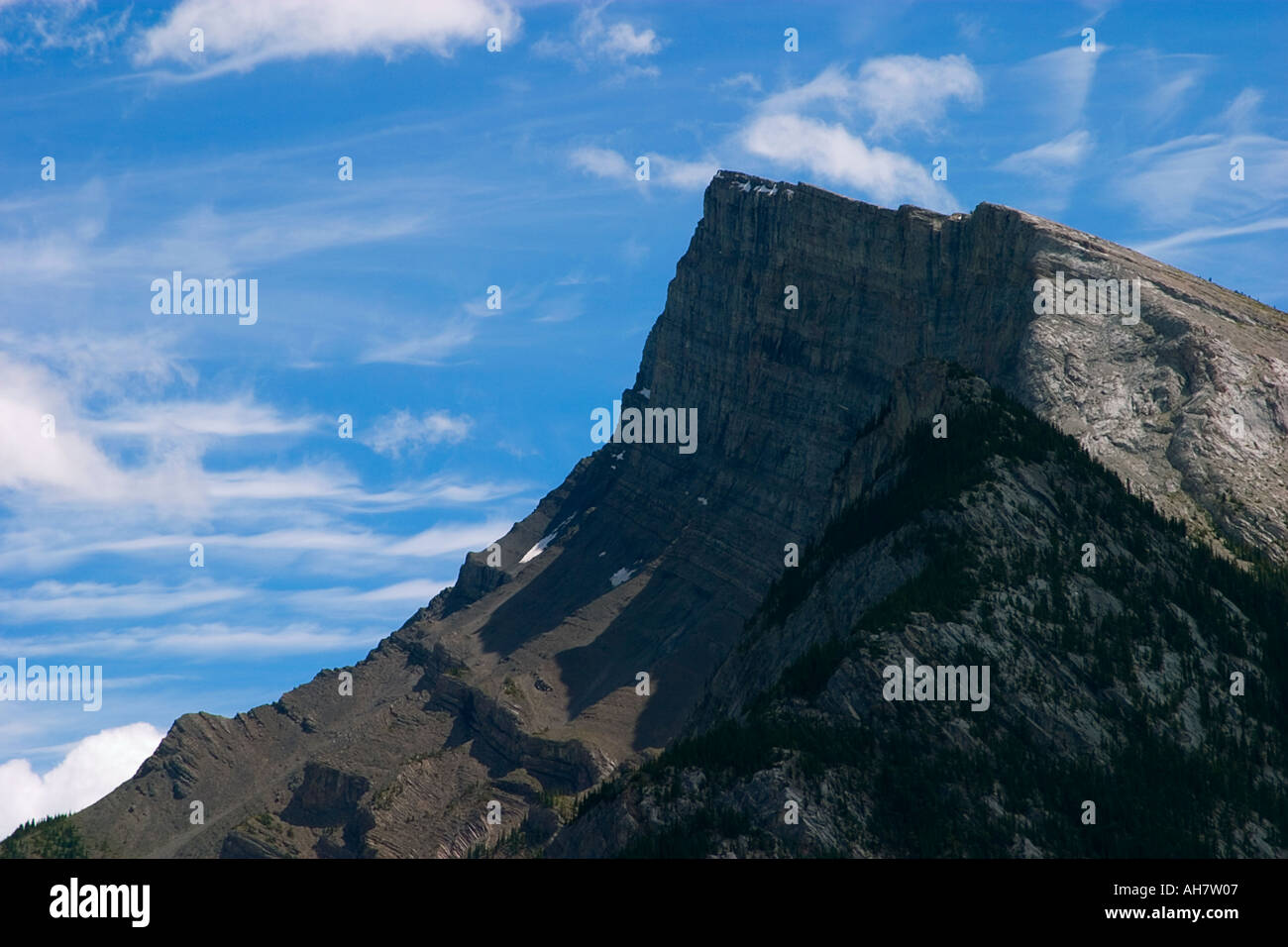 Mount Rundle, entnommen aus dem Zentrum von Banff, Alberta, Kanada Stockfoto