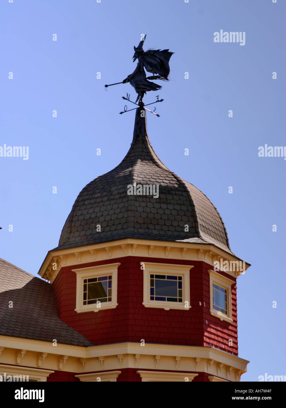 Hexe-Wetterfahne auf einem viktorianischen Haus Stockfoto