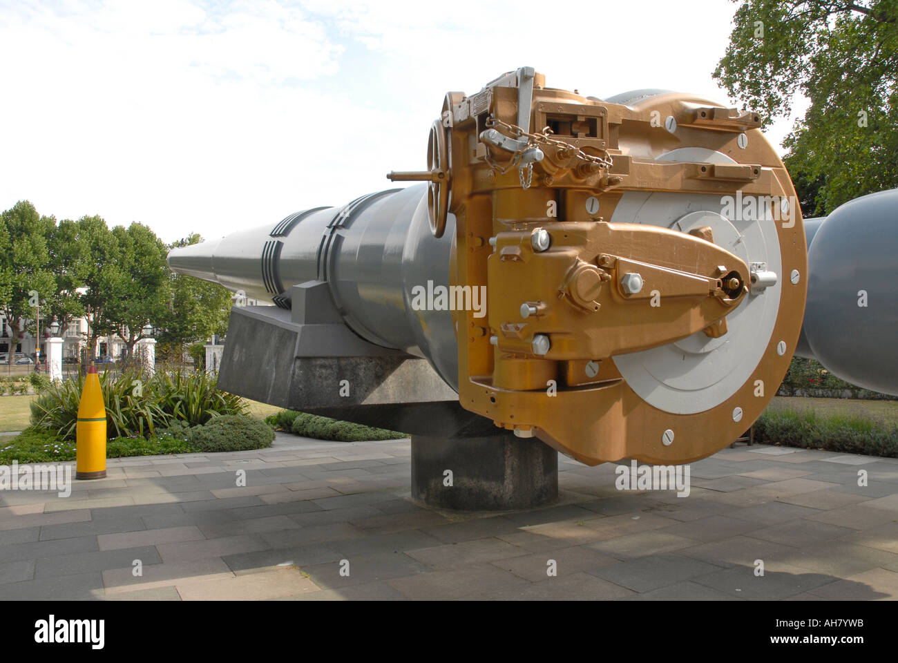 Großes Marinegeschütz außerhalb des Imperial War Museum in London Stockfoto